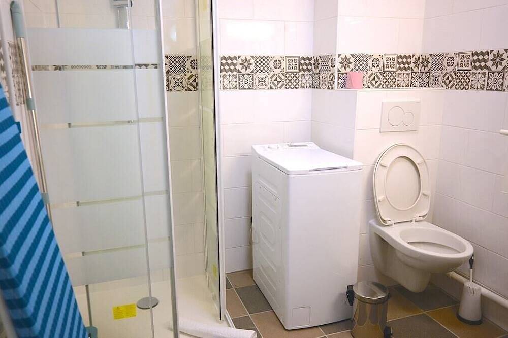 Entire apartment, 2 Bedroom unit in front of Le Bourget airport in Le Blanc-Mesnil, Seine-Saint-Denis