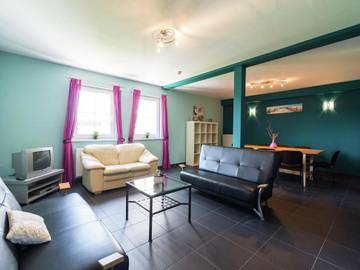 Location de vacances pour 32 personnes, avec sauna et jacuzzi ainsi que terrasse et jardin à Léglise