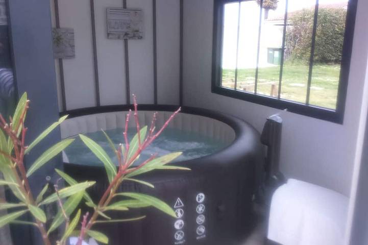 Appartement de vacances pour 2 personnes, avec terrasse ainsi que jacuzzi et jardin