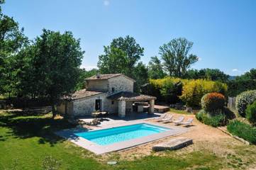 Location de vacances pour 4 personnes, avec jardin ainsi que piscine et jacuzzi à Saint-Sauveur-de-Cruzières
