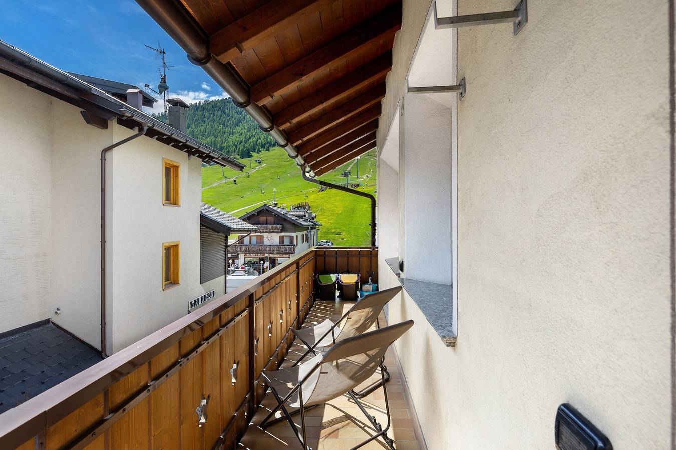 Appartement entier, Appartement 'A Due Passi Rosso' avec vue sur les montagnes, balcon et Wi-Fi in Livigno (Town), Livigno
