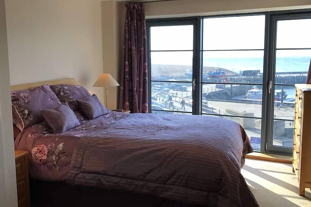 Entire apartment, Beachside, stunning apartment with sea and harbour views in West Bay, Dorset