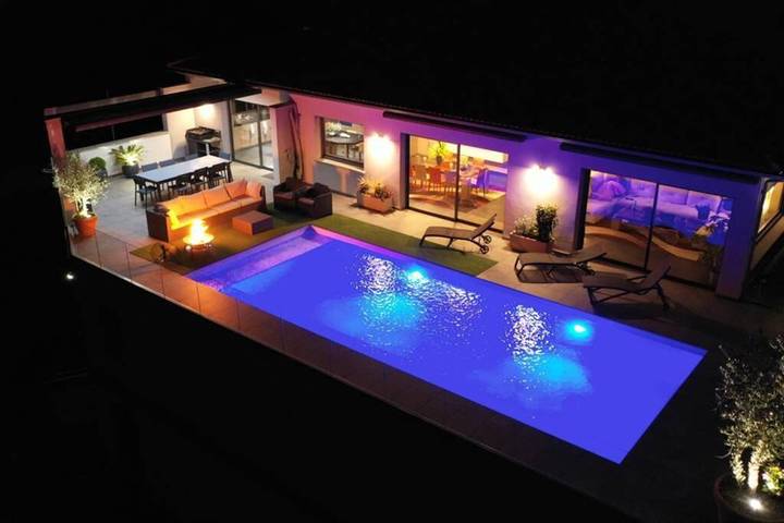 Villa pour 8 personnes, avec vue ainsi que jardin et piscine