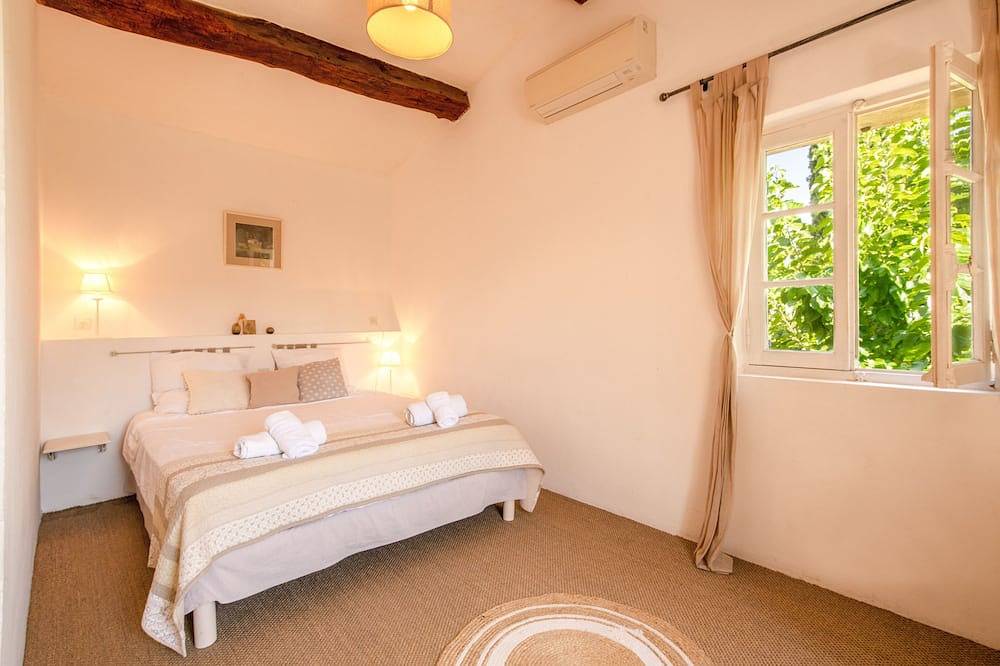 Stately property with 3 tennis & sport courts and a large pool, village 5' walk in Callas, Region de Draguignan