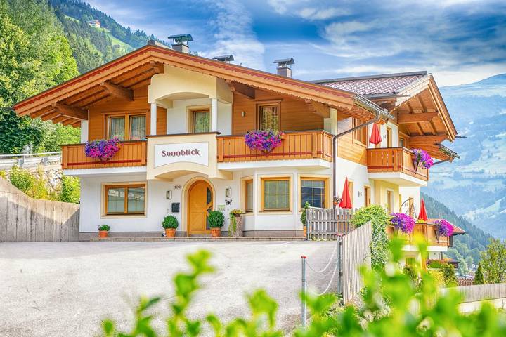 Ferienwohnung für 4 Personen, mit Balkon und Terrasse sowie Garten in der Zillertal Arena