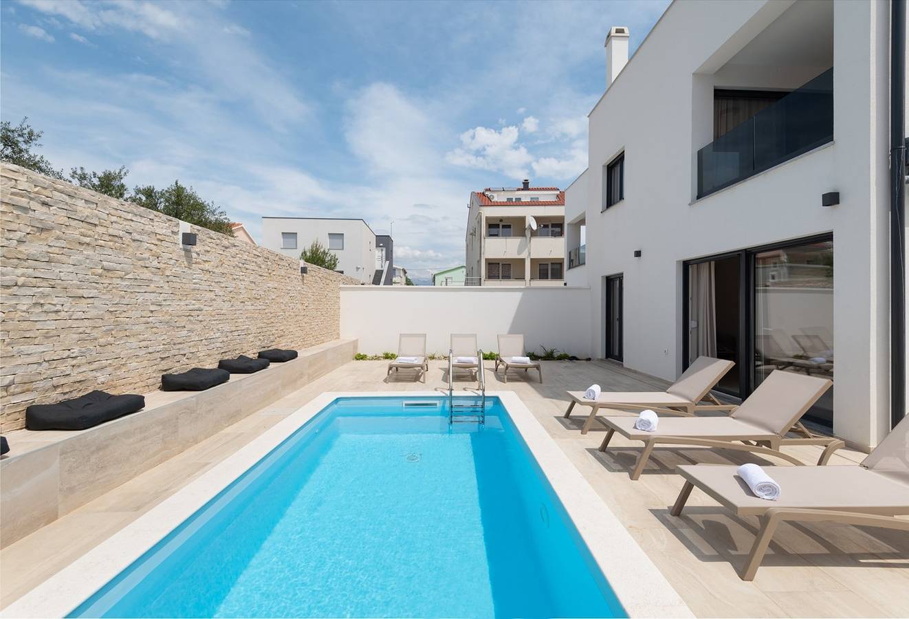 Villa Bellatrix 1 - beheizter Pool und Jacuzzi, ruhige Gegend, Familie, Meerblick in Vrsi, Zadar