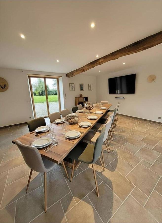 Location de vacances pour 15 personnes, avec jardin ainsi que terrasse et jacuzzi à Équilly