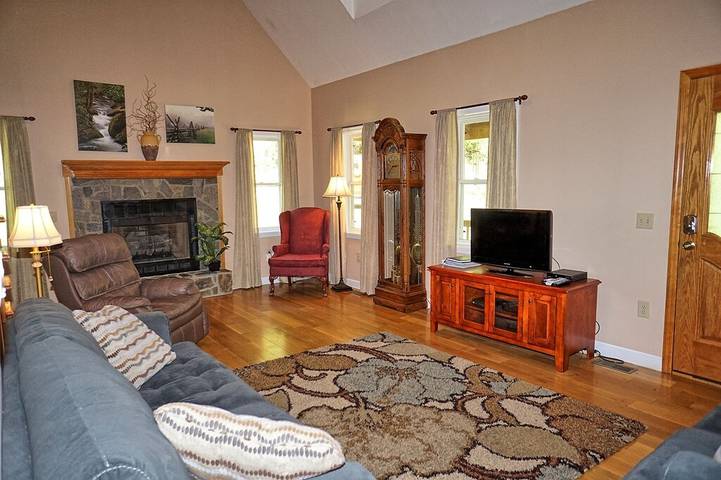 Log cabin for 9 people, with yard and terrace in Fontana Lake