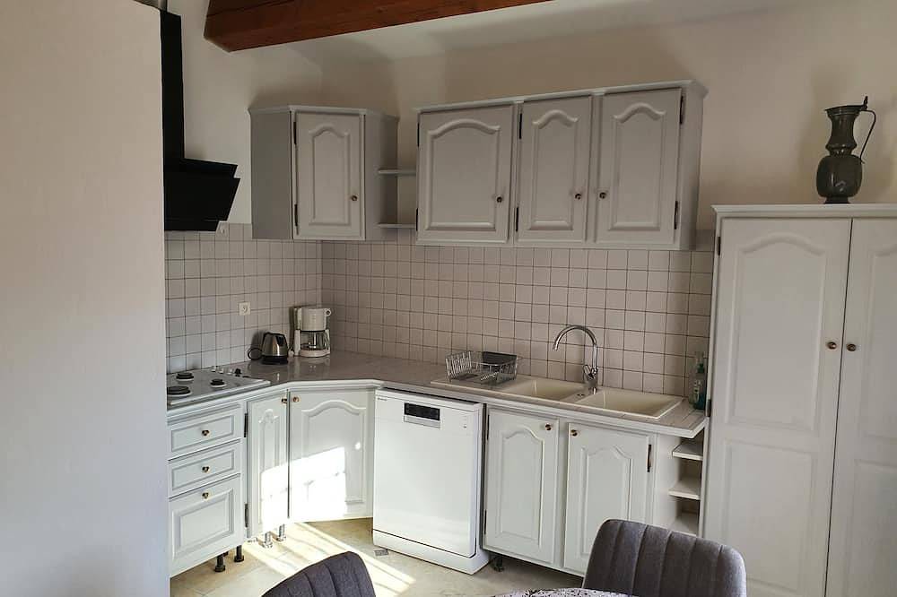 Entire apartment, Gîte-Apartment Half-Floor-Jacinthe in Lauris, Parc naturel régional du Luberon