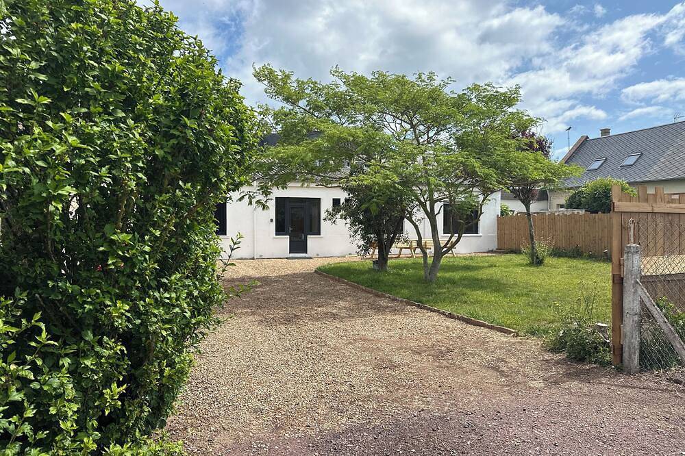 3-bedroom seaside house with garden and parking. Pets welcome. in Luc-sur-Mer, Caen region