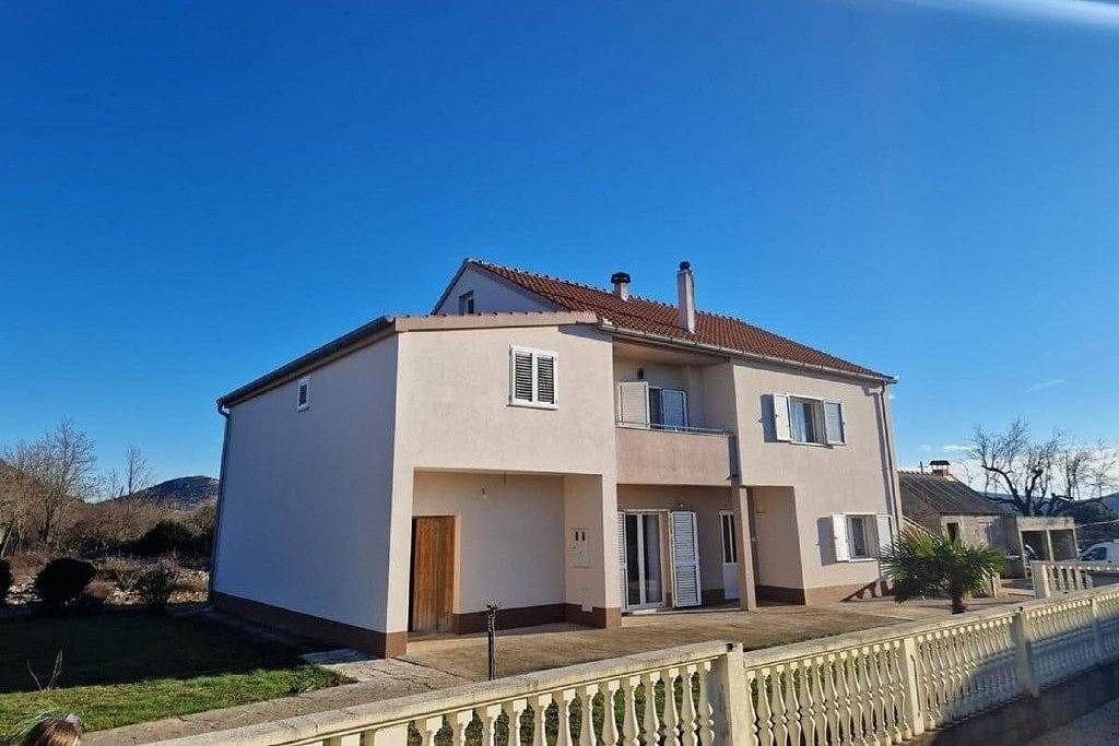 Ganze Wohnung, 3-Zimmer-Ferienwohnung mit Terrasse Radašinovci, Biograd A-24870-a in Grad Benkovac, Zadar