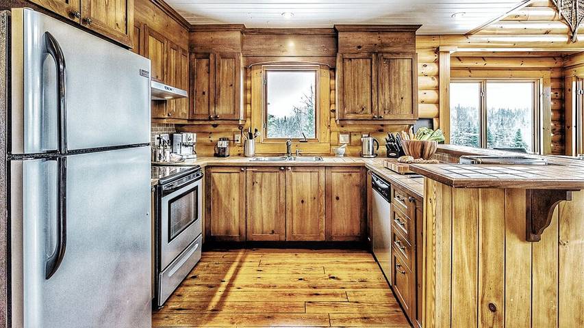 Chalet for 10 people, with terrace and garden as well as hot tub in Lac-Supérieur