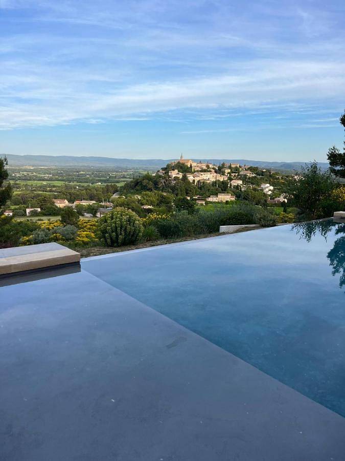 Location de vacances pour 8 personnes, avec vue ainsi que jardin et piscine à Crillon-le-Brave