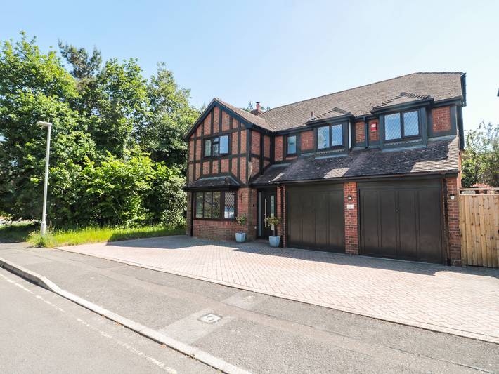 Log cabin for 8 people, with Garden in Poole