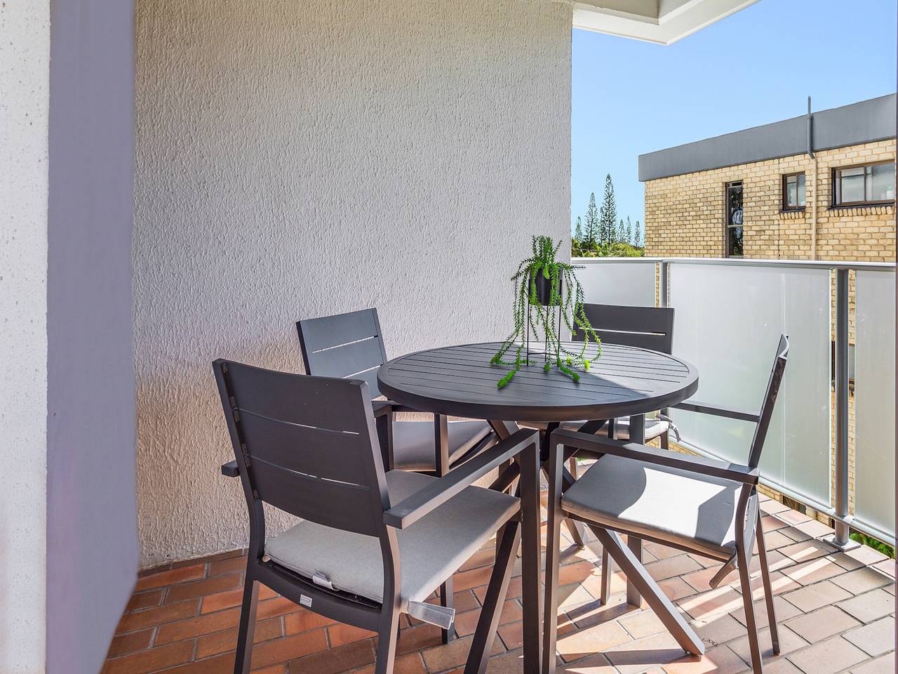 Entire apartment, Cosy 2-Bedroom Seaside Unit Steps from Beach in Maroochydore, Sunshine Coast