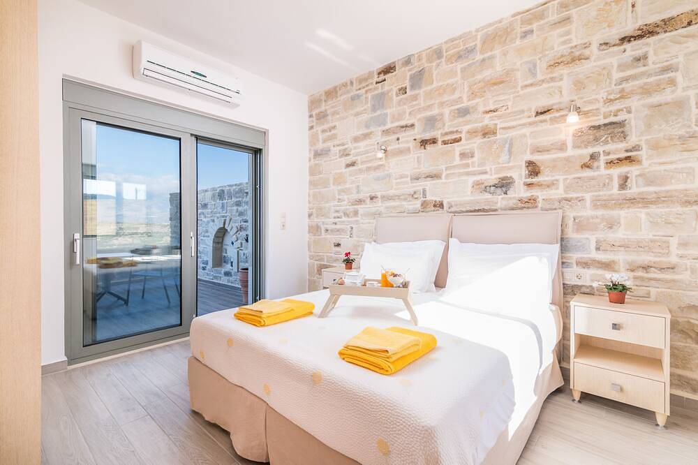 Villa Ovgoro, 3-stöckiges Gebäude mit Pool und Fußbodenheizung. in Kamilari, Iraklio-Heraklion und Umgebung