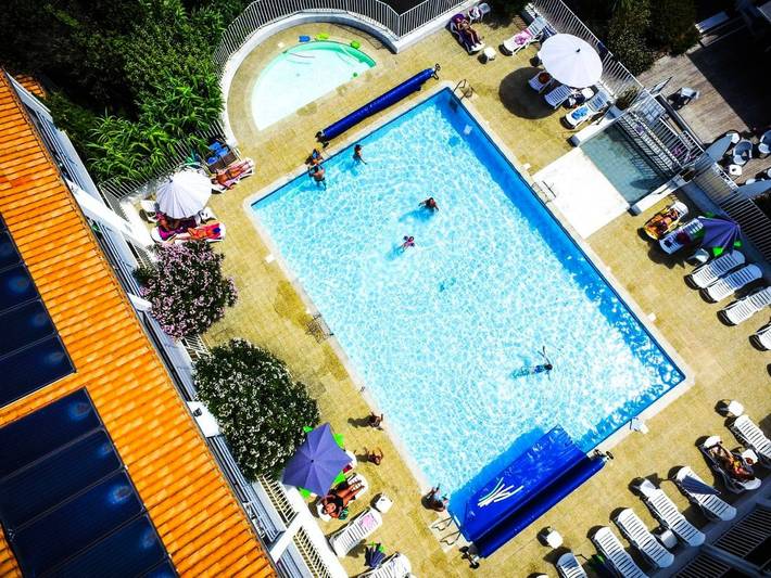 Parc de vacances pour 2 personnes, avec terrasse et piscine en Charente-Maritime
