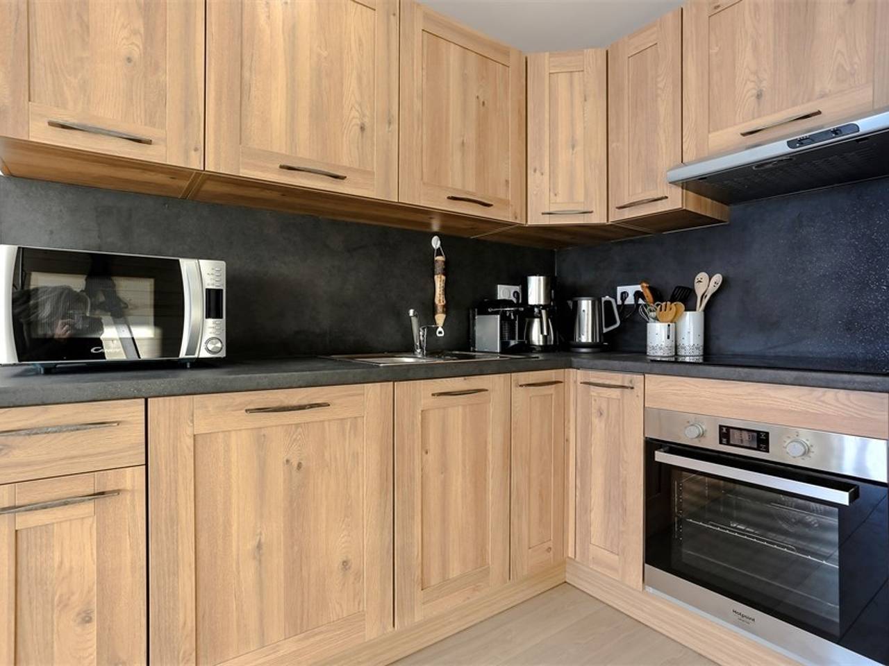 Entire apartment, Renovated Mountain Style Apt - Val Thorens - Sleeps 6 - Ski-In/Ski-Out - South-Facing Balcony in Val Thorens, Les Trois Vallées