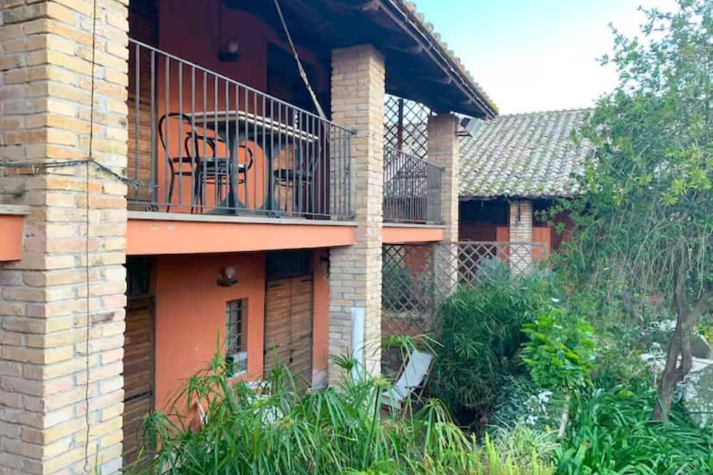 Mini suite Torre in un casale storico\na due passi dalle spiaggia del lago in Anguillara Sabazia, Lago di Bracciano