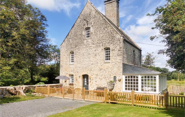 Gîte pour 4 personnes, avec terrasse à Auxais