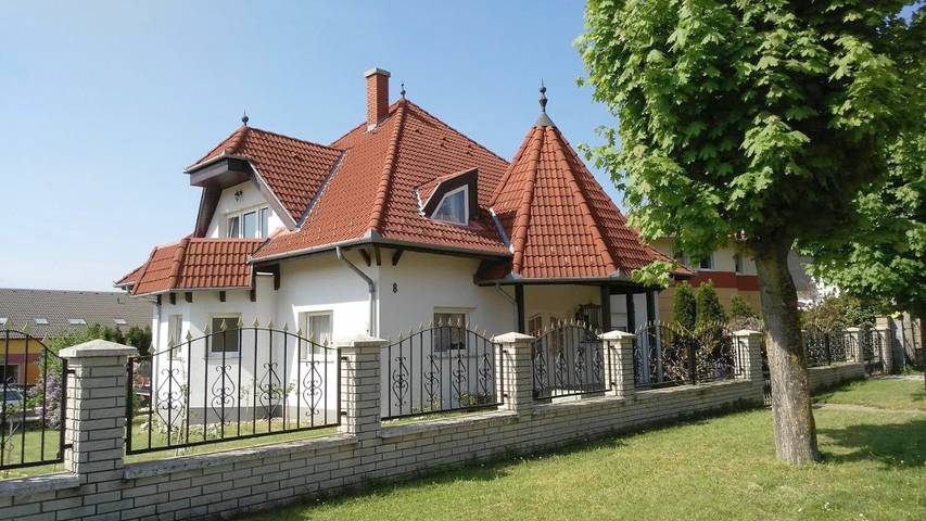 Ferienhaus für 4 Personen, mit Balkon und Terrasse sowie Garten und Seeblick