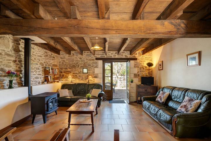 Gîte « Merlot » avec piscine partagée, terrasse privée et wifi in Saint-Saud-Lacoussière, Parc naturel régional Périgord-Limousin