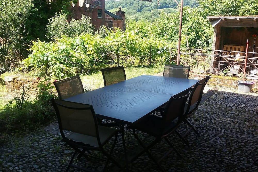 Petite maison dans le bas de Collonges la Rouge, avec jardin privatif. in Collonges-la-Rouge, Région de Brive-la-Gaillarde