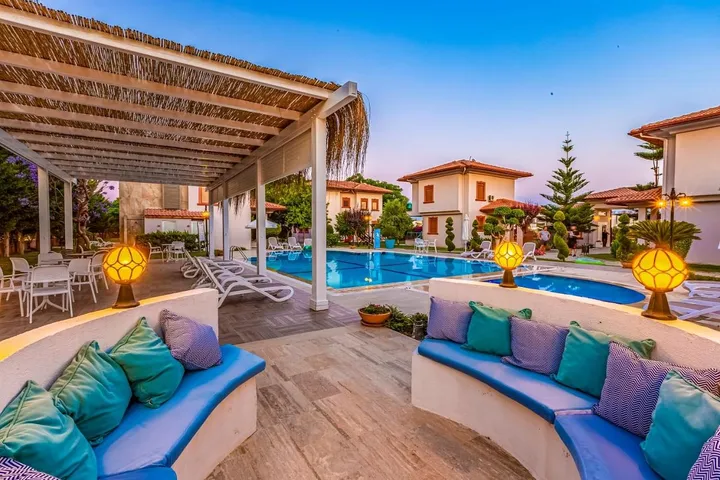 Aparthotel para 6 personas, con jardín además de vistas y piscina - 1