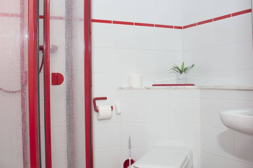 Apartamento entero, Casa de arquitecto inundada de luz en una ubicación tranquila Fewo \"Red\" in Hemfurth-Edersee, Edertal