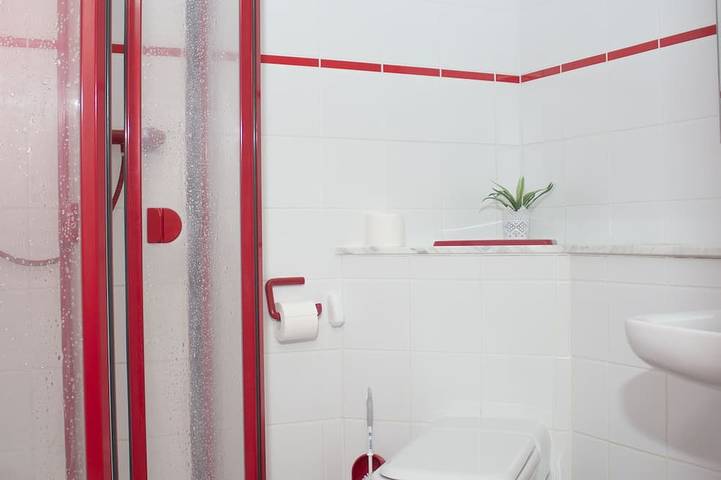 Ganze Wohnung, Lichtdurchflutetes Architektenhaus in ruhiger Lage  FeWo "Rot" in Hemfurth-Edersee, Edertal