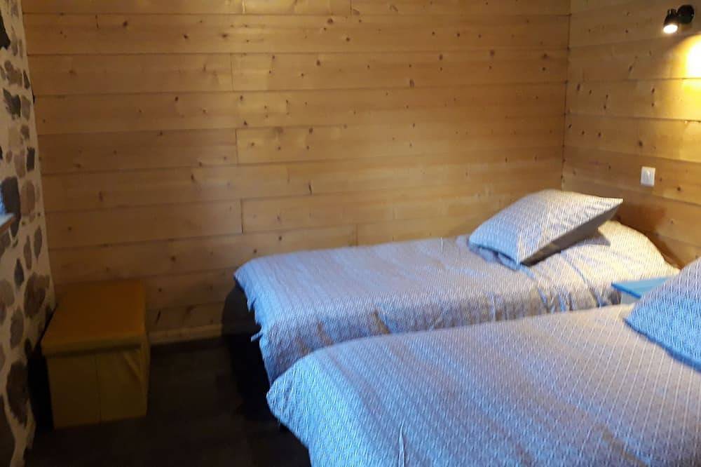 Gîte de groupe 12 personnes avec piscine chauffée in Paulhenc, Région de Saint-Flour
