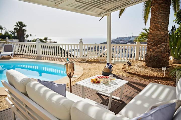 Villa for 7 people, with Terrace and Garden as well as Pool and Lake view in Puerto Rico (Gran Canaria)