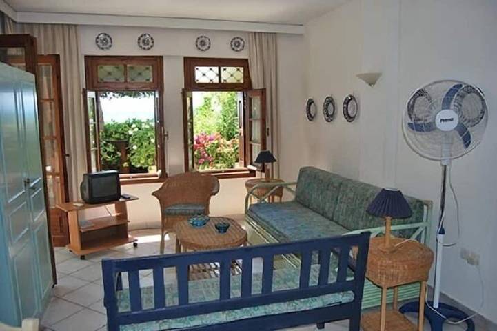 Apartamento entero, Apartamento de 2 habitaciones a pocos pasos de la playa con jardín. in Pelión