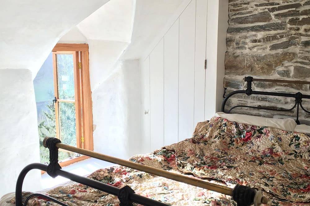 Mellow Mountain Eco Retreat exclusive use with Tipi, wood burning Hot Tub, Sauna in Wrexham region