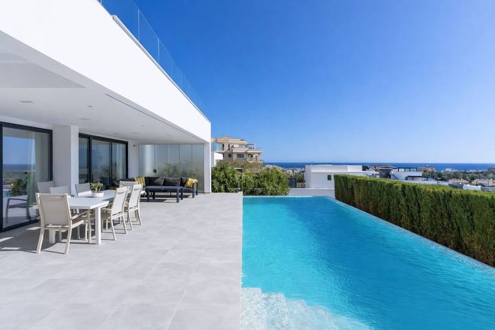 Modern Villa Lynx with Sauna, Heated Infinity Pool, and Garden in La Cala de Mijas, Mijas