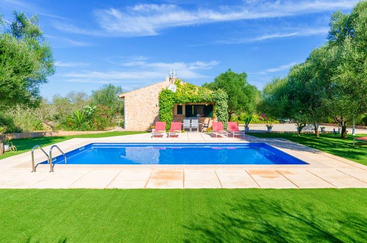 Villa for 4 people, with garden and terrace as well as pool in 