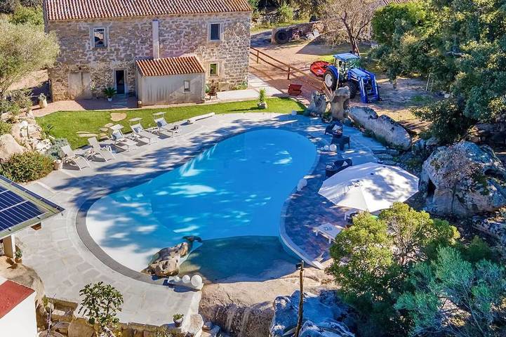 Location de vacances pour 8 personnes, avec jardin à Sant'Antonio di Gallura