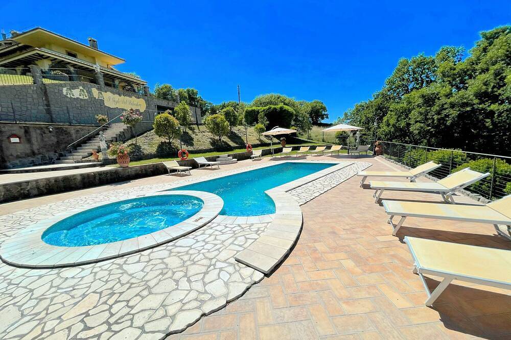 Piscina y jacuzzi - Encantadora villa en Umbria - capacidad para 24 personas in Montefiascone, Provincia de Viterbo