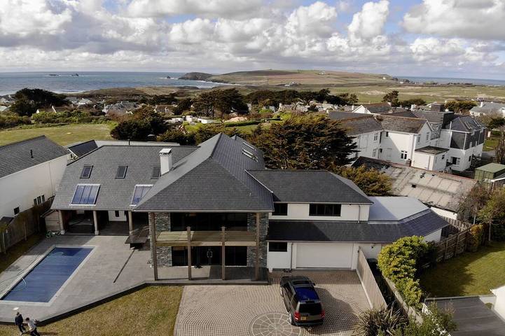Holiday rental for 14 people, with hot tub and garden in Constantine Bay