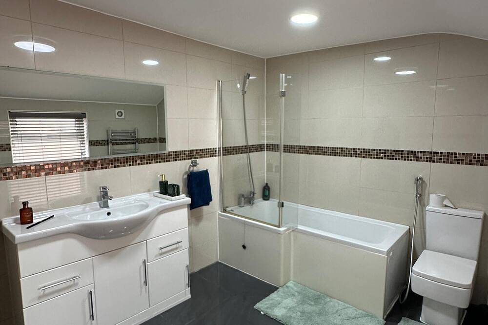 Cozy Room in Charming Home-Free Wi-Fi & Near Cafes in Heaton Chapel, Stockport