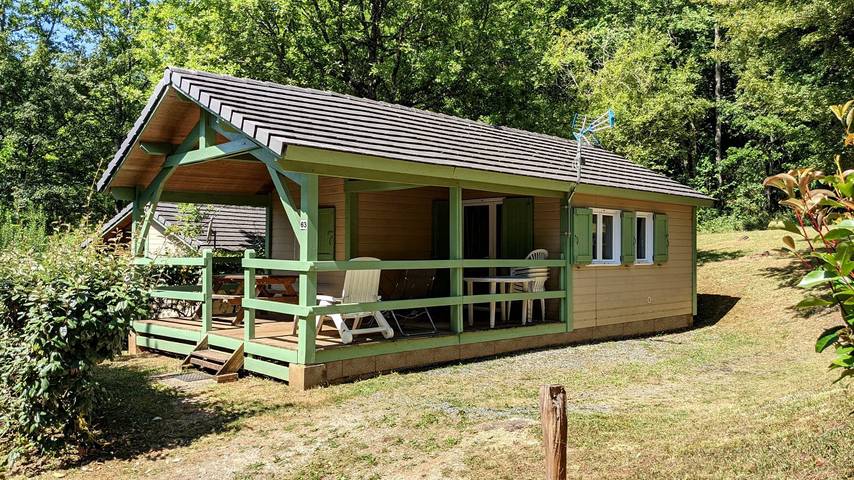 Chalet pour 5 personnes, avec terrasse ainsi que jardin et piscine