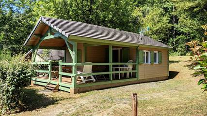 Chalet pour 5 personnes, avec terrasse ainsi que jardin et piscine en Corrèze