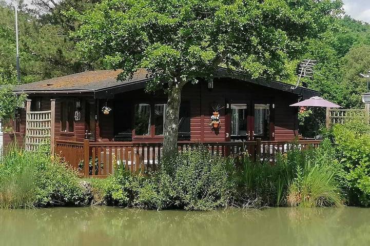 The Lodge By The Lake at Shorefield Holiday Park in Milford-on-Sea, New Forest