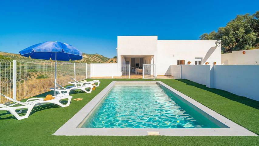 Casa de vacaciones para 8 personas, con balcón/terraza y piscina en Olvera