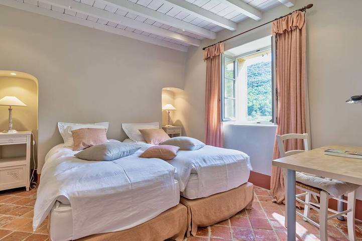 Location de vacances pour 18 personnes, avec jardin à Jouques - 2