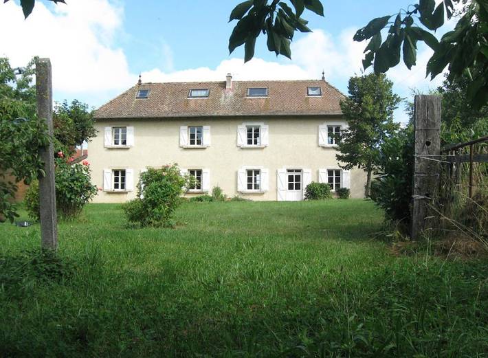 Gîte pour 15 personnes, avec jardin à Montagnieu