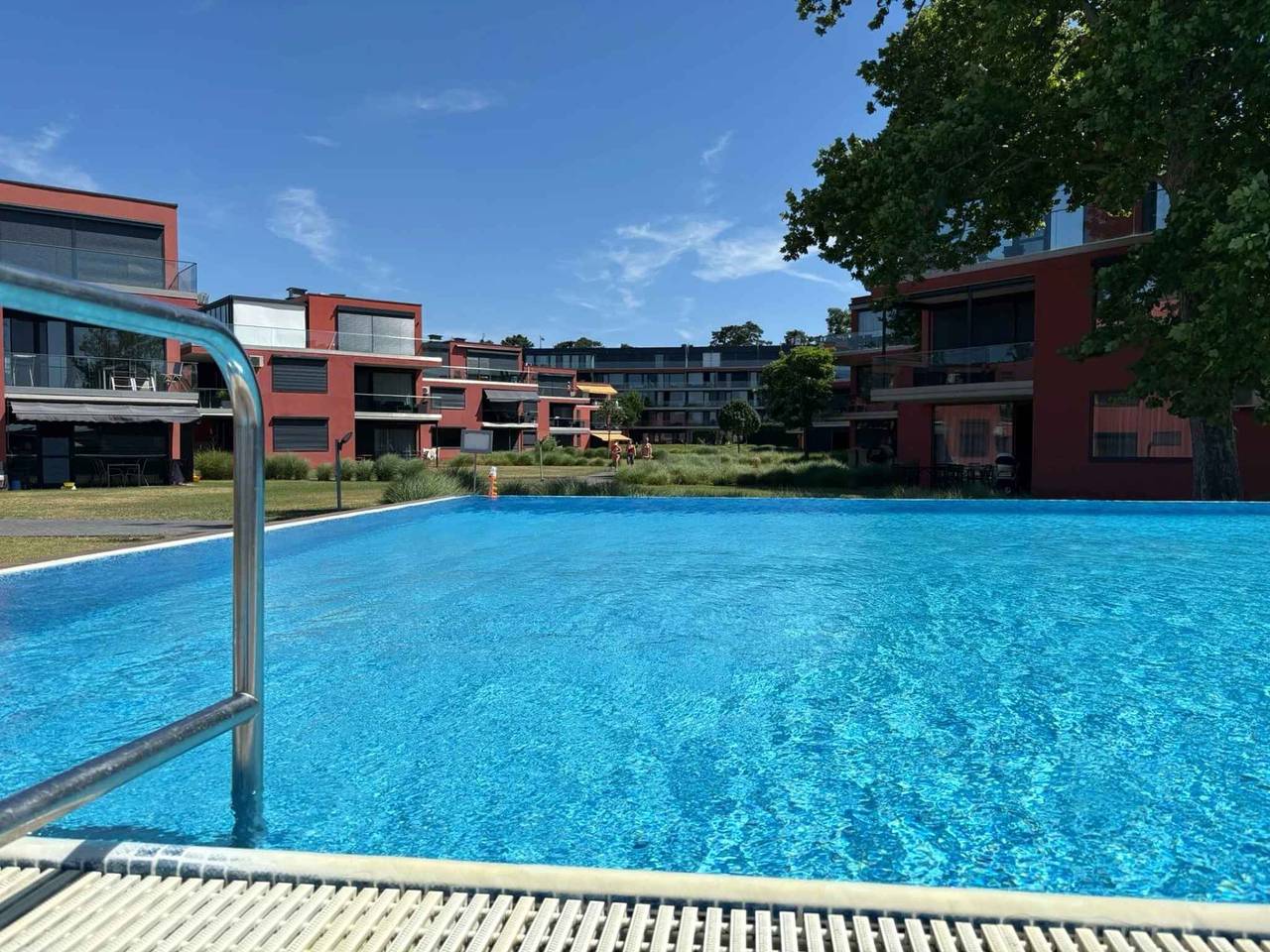 Ganze Ferienwohnung, Ferienwohnung direkt am Wasser mit eigenem Strand, Wlan und Klimaanlage in Balatonlelle, Plattensee Südufer