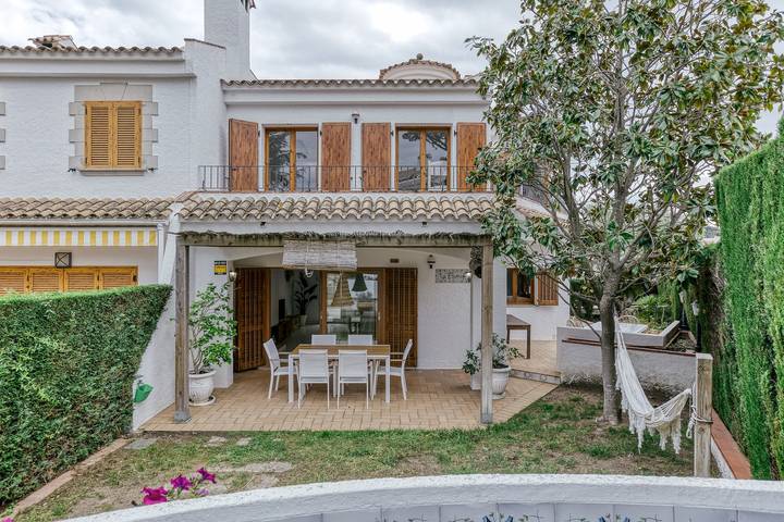 Ferienhaus für 8 Personen, mit Balkon und Garten