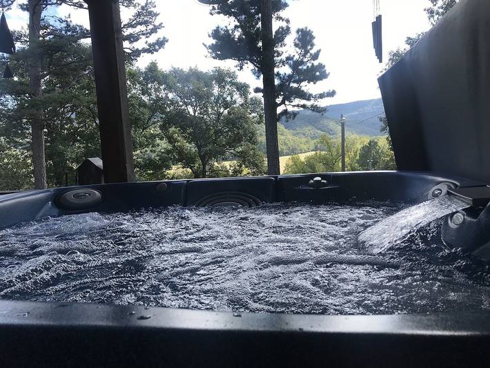 Log cabin for 4 people, with hot tub and yard in Arkansas