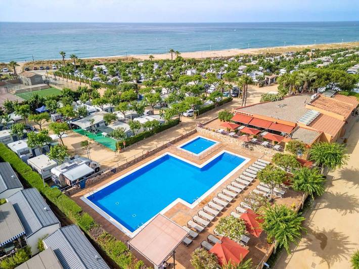 Camping pour 6 personnes, avec bassin pour enfant ainsi que piscine et jardin